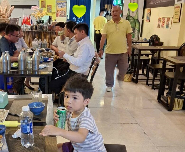 Color hài hước nói mình vừa làm việc vừa trông con.