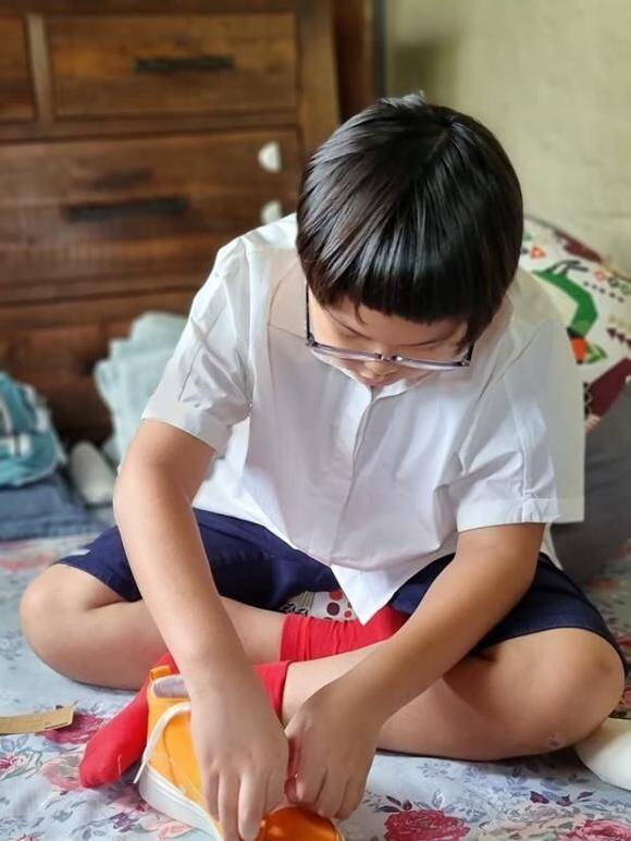 Tuy nhiên có lẽ vì đã lớn, ý thức được việc học nên cậu nhóc rất tự giác trong việc chuẩn bị trang phục chỉnh tề.