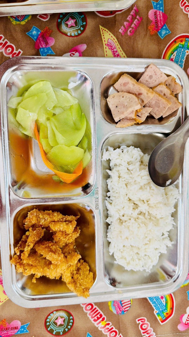 Một suất ăn khác cũng rất đa dạng món.