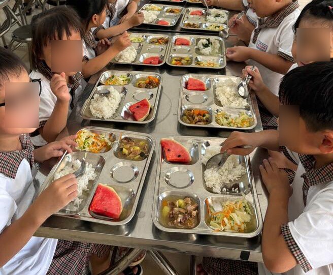 Cô giáo gửi ảnh cơm trưa ở trường của con, mẹ Việt nhìn mà đau lòng, chỉ muốn đón con về nhà ăn - 14