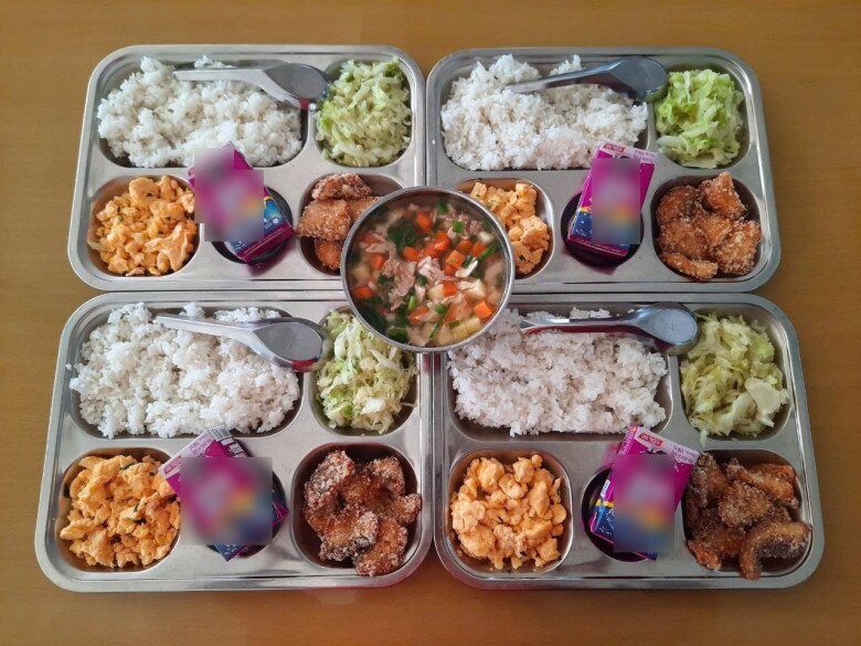 Cơm trưa tại một trường tiểu học được nhiều phụ huynh khen ngợi vì vừa đầy đủ dinh dưỡng mà vừa dồi dào.