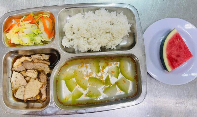 Cơm trưa đầy đủ dinh dưỡng và một bữa phụ chỉ với 31 nghìn đồng.