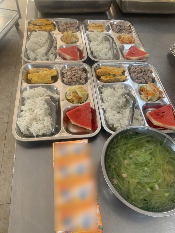 Cô giáo gửi ảnh cơm trưa ở trường của con, mẹ Việt nhìn mà đau lòng, chỉ muốn đón con về nhà ăn - 12
