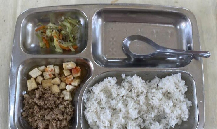 Bà mẹ thắc mắc cơm trưa này của con không có canh.