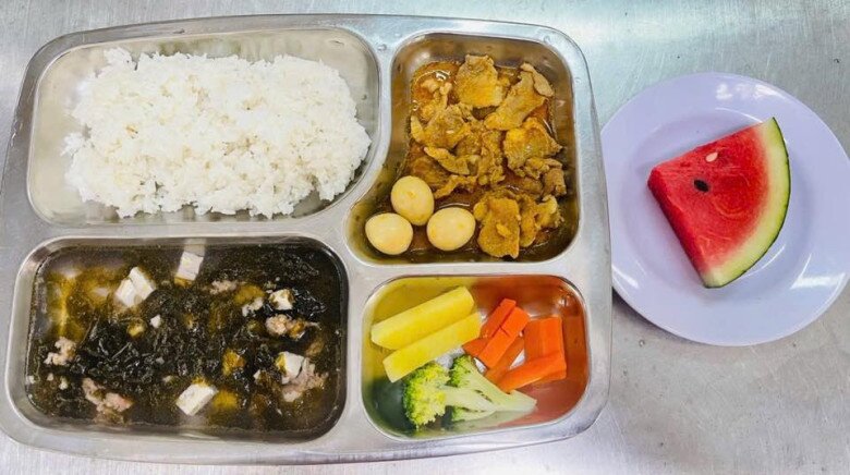 Các món ăn với lượng vừa đủ, đa dạng cho trẻ.