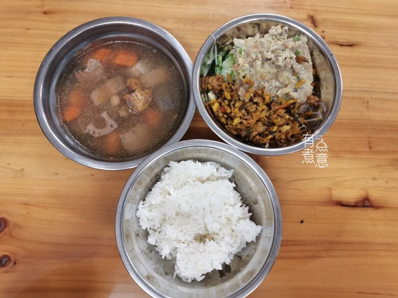 Cô giáo khoe ảnh bữa trưa 50 nghìn đồng ở trường mẫu giáo, phụ huynh chê quá tệ, đòi cho nghỉ học - 1