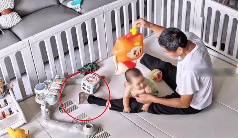 Chân ông không quên đeo dép theo lời con dâu dặn.