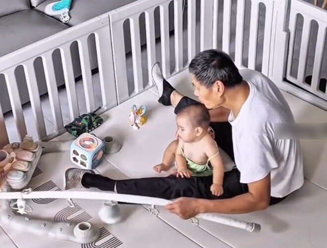 Con dâu ra ngoài nhờ bố chồng ở nhà chăm cháu, hình ảnh camera giám sát ghi lại khiến cô nghẹn ngào - 1