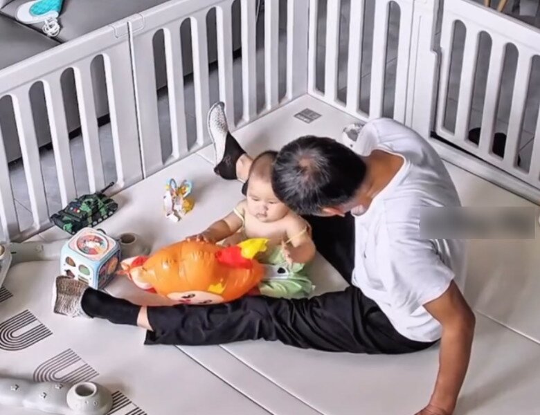 Con dâu ra ngoài nhờ bố chồng ở nhà chăm cháu, hình ảnh camera giám sát ghi lại khiến cô nghẹn ngào - 3