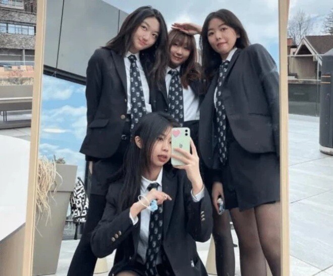 Con gái Lý Á Bằng thản nhiên hút thuốc nơi công cộng, mẹ kế đi bên cạnh không hề quan tâm - 6