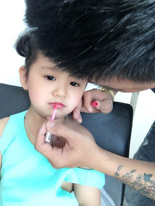 Con gái lớn nhà Hoa hậu Jennifer Phạm lúc nhỏ cũng thích được tô son, đánh phấn như người lớn.