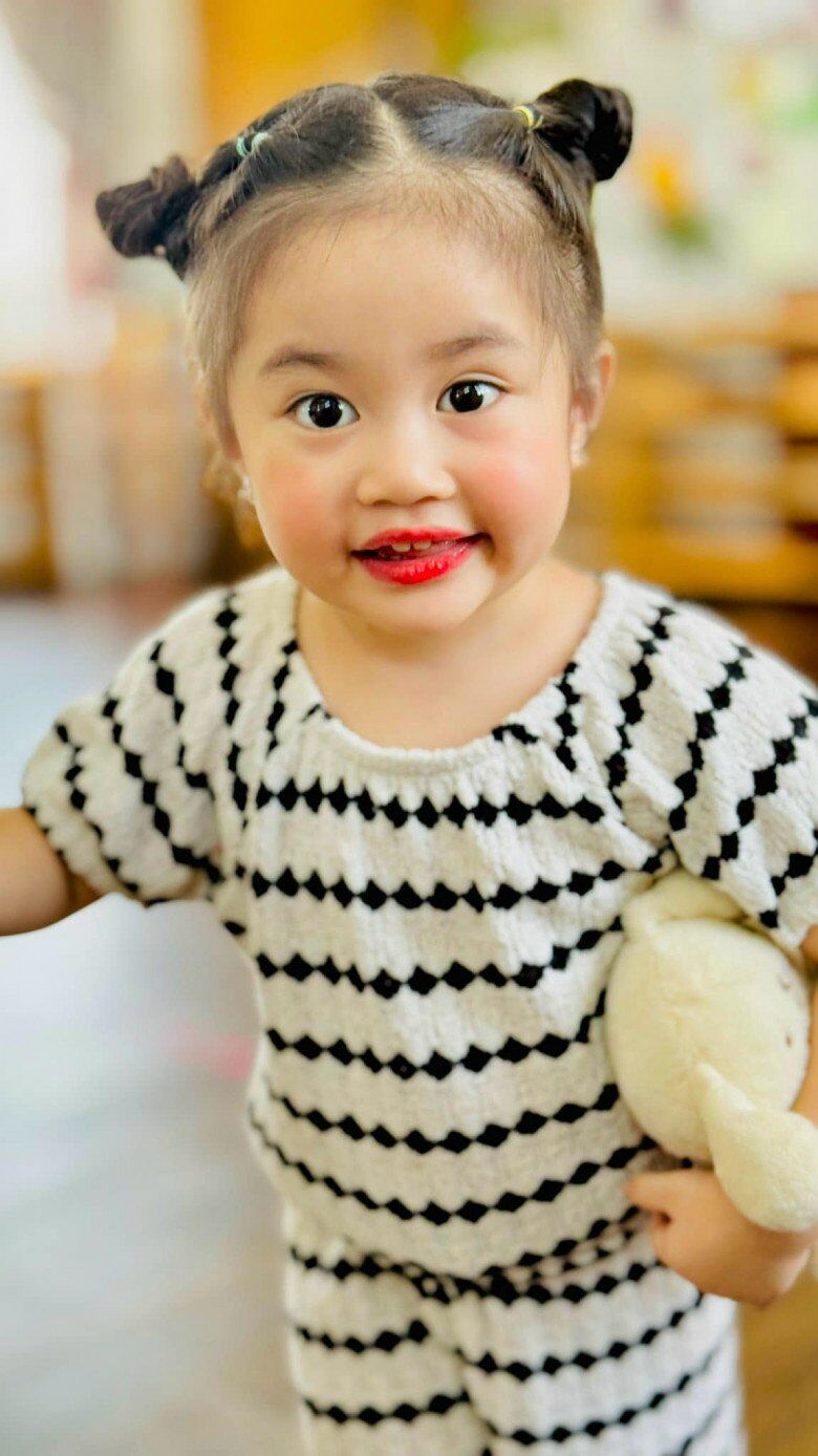 Con gái Lê Dương Bảo Lâm gây chú ý với đôi môi đỏ chót khi đi học mẫu giáo.
