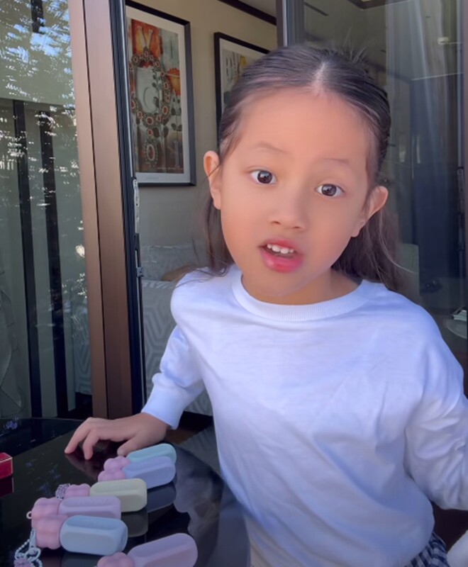 Bé Lisa đã được tô son môi đẹp.