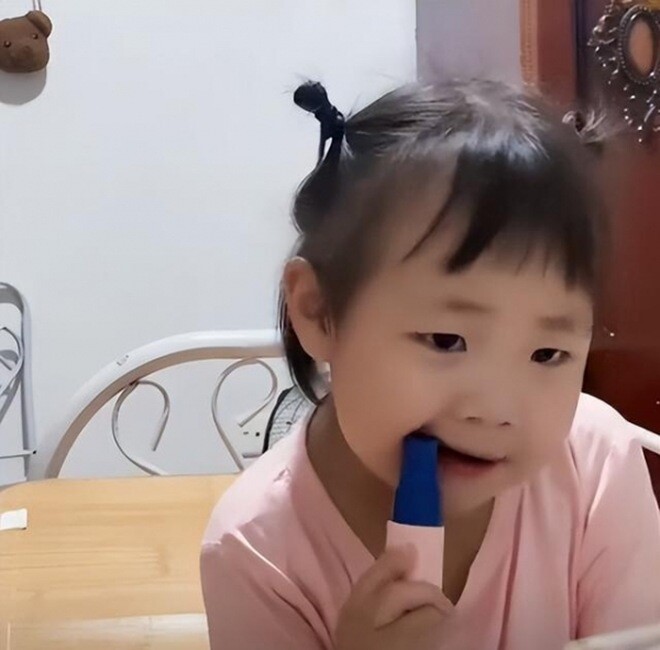 Cô bé muốn mẹ cho một chút đồ ăn vặt thì sẽ nói ra sự thật.