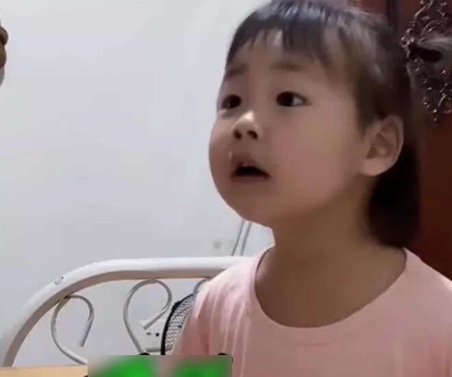 Bé gái khẳng định với mẹ rằng bé biết bí mật sốc của bố.