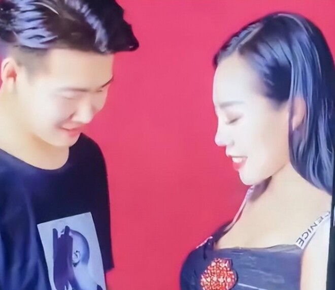 Hóa ra người chồng lưu hình ảnh âu yếm lúc vợ mang bầu trong điện thoại, ai ngờ bị con gái hiểu lầm là đang ngoại tình.