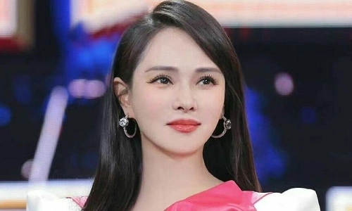 Con bị trêu chọc là kỳ quái vì tóc dài, mặc váy, trang điểm, mẹ U60 nói 1 câu cực hay - 5