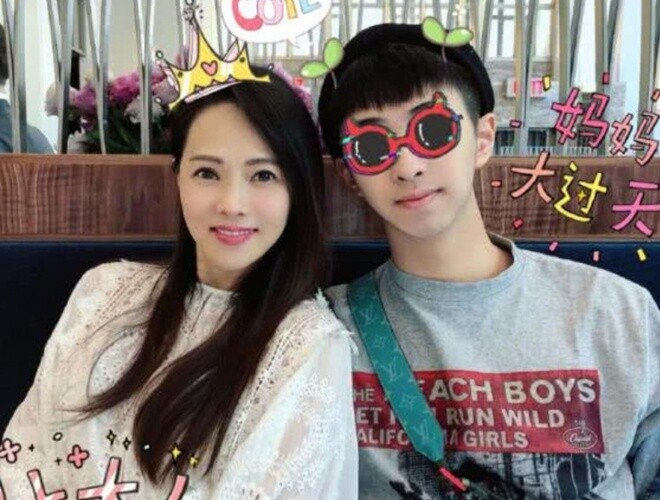Con bị trêu chọc là kỳ quái vì tóc dài, mặc váy, trang điểm, mẹ U60 nói 1 câu cực hay - 1