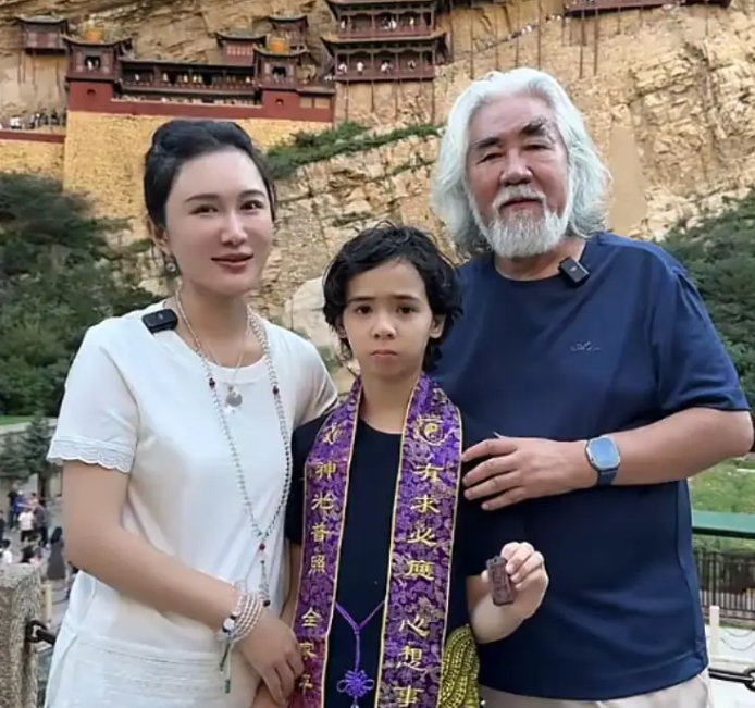 Đạo diễn 74 tuổi bị chỉ trích yêu con ruột hơn con riêng của vợ trẻ vì một hành động nơi công cộng - 6