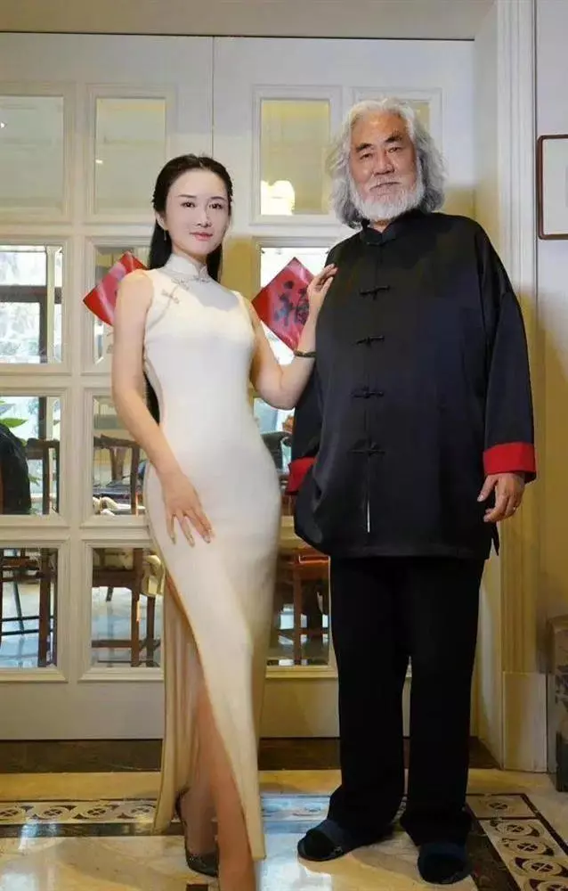 Đạo diễn 74 tuổi bị chỉ trích yêu con ruột hơn con riêng của vợ trẻ vì một hành động nơi công cộng - 2