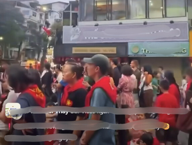 Dòng người phía dưới đường đang theo dõi hợp luyện diễu binh A80.