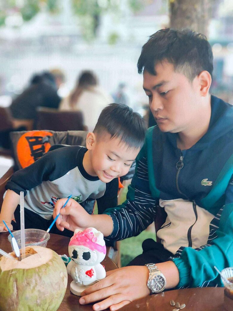 Bé Nhật Minh hiện đang ở nhà với bố và được ông bà nội ngoại chăm sóc.