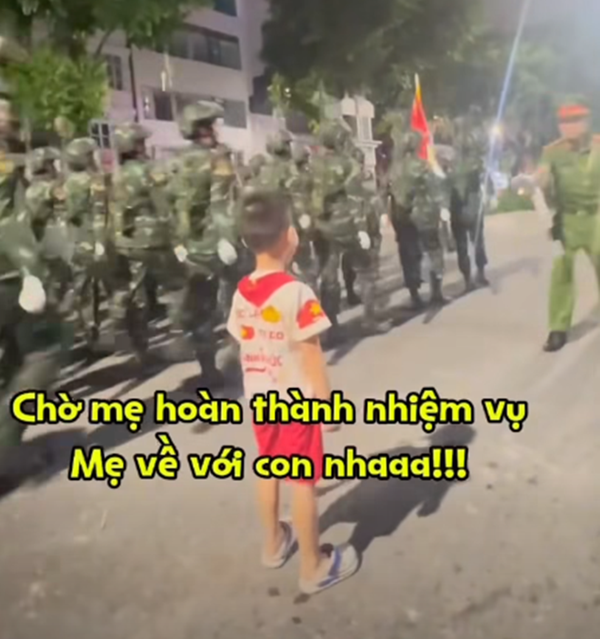 Cậu nhóc chạy theo mẹ.
