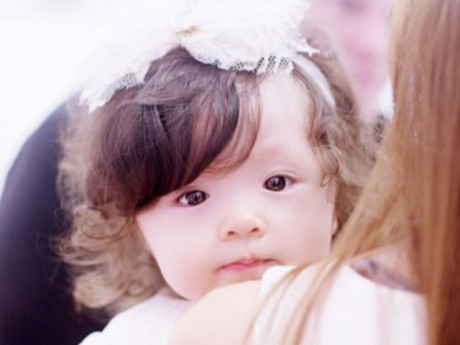 Bé gái Việt giành giải Nhất trên báo Anh vì xinh như thiên thần, giờ 11 tuổi gương mặt thay đổi nhiều