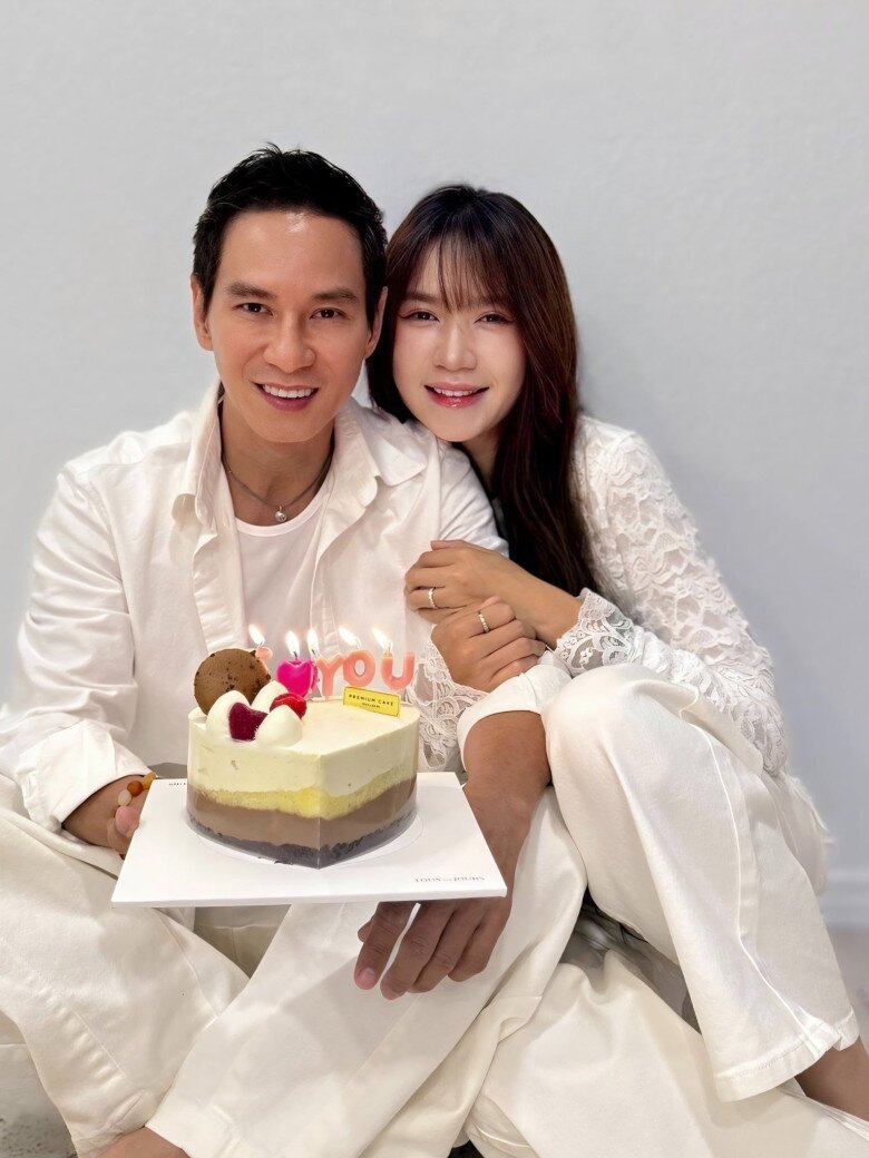Ngoài món quà của các con, Lý Hải cũng đón nhận món quà lớn không kém chính là tình yêu của bà xã xinh đẹp Minh Hà.