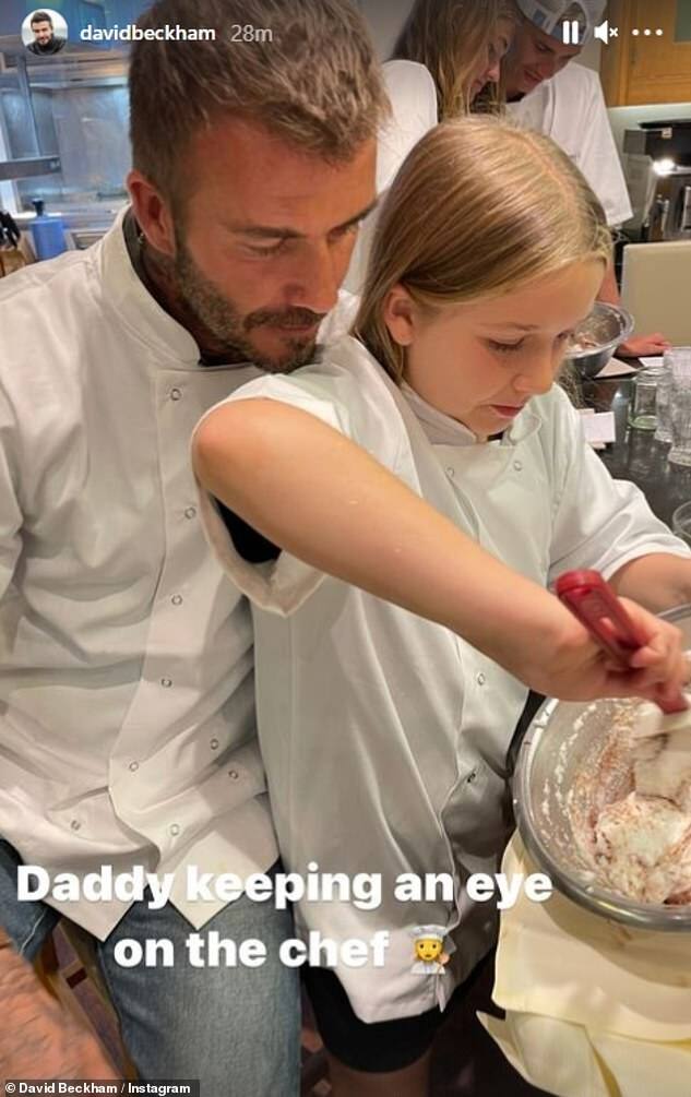 Harper Beckham xưa mũm mĩm đáng yêu, ảnh mới nhất chụp cùng bố khiến ai cũng bối rối - 9