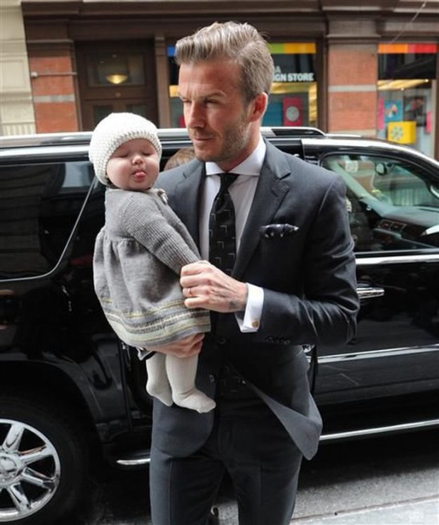 Harper Beckham xưa mũm mĩm đáng yêu, ảnh mới nhất chụp cùng bố khiến ai cũng bối rối - 2