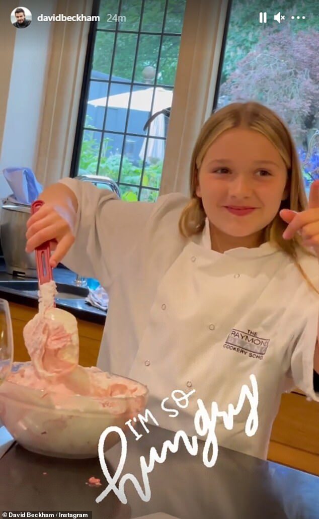 Harper Beckham xưa mũm mĩm đáng yêu, ảnh mới nhất chụp cùng bố khiến ai cũng bối rối - 10