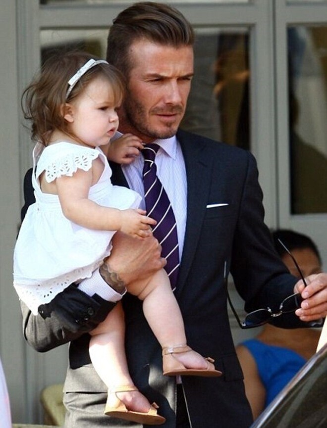 Harper Beckham xưa mũm mĩm đáng yêu, ảnh mới nhất chụp cùng bố khiến ai cũng bối rối - 3