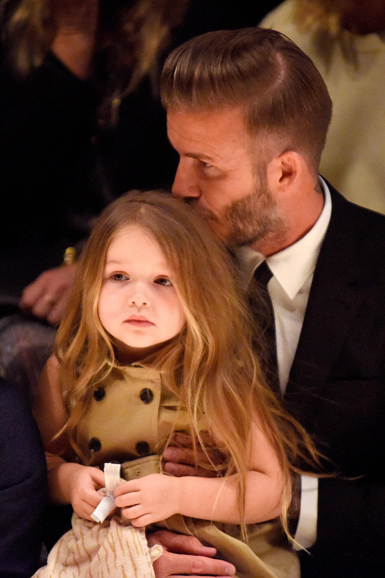 Xem video: Nhan sắc thật của Harper Beckham khiến 6 triệu người xem đi xem lại