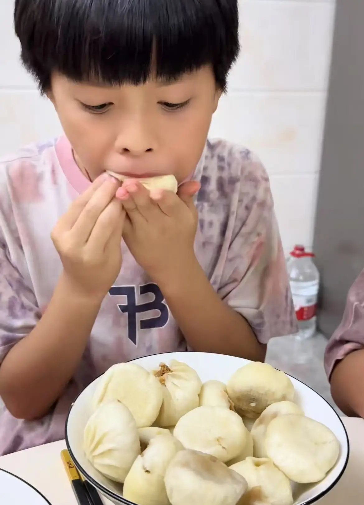Hè nào cũng đón 10 cháu về nhà chăm sóc, người đàn ông giàu có bị bạn gái từ hôn, lý do rất thấm thía - 4
