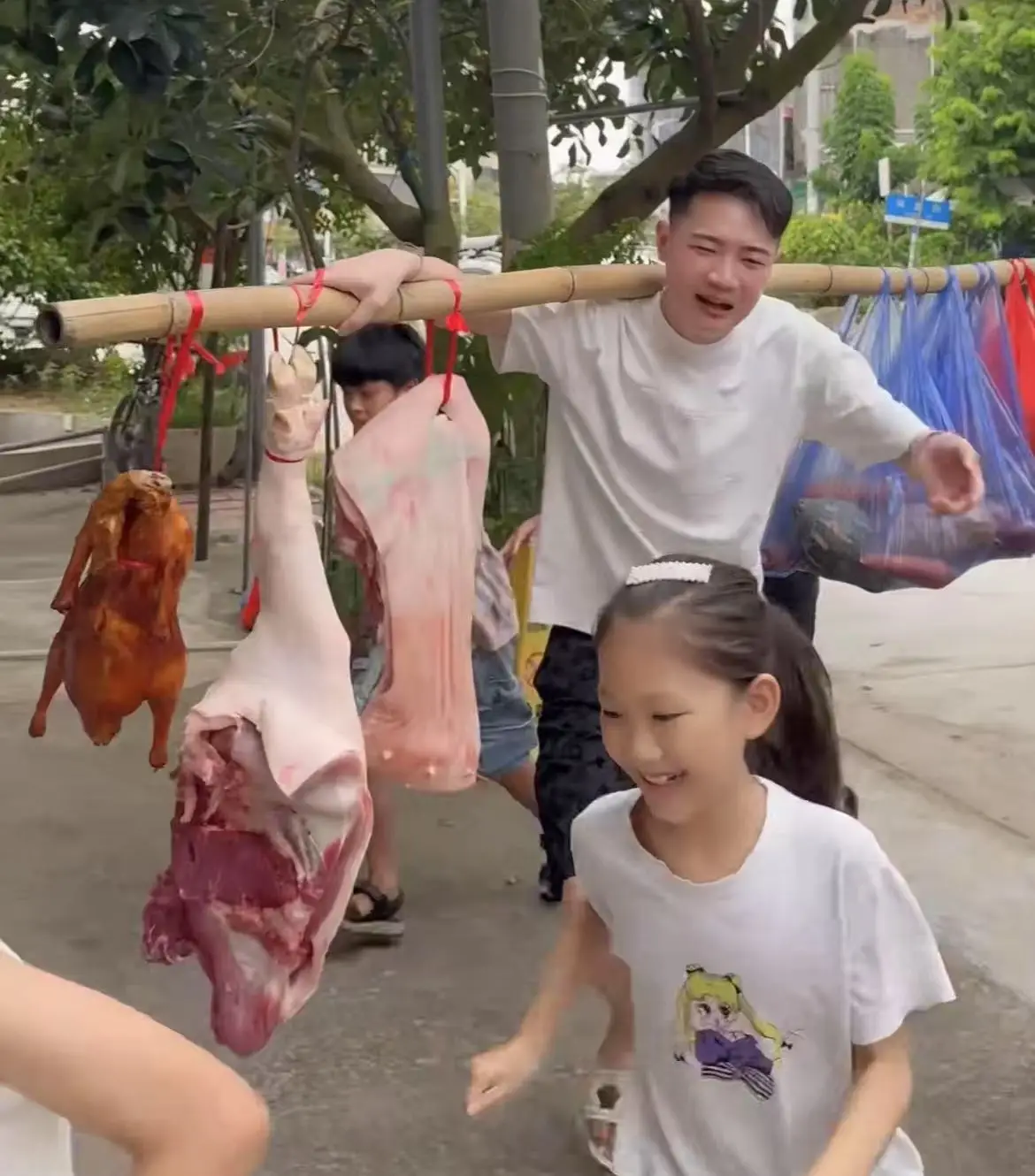 Hè nào cũng đón 10 cháu về nhà chăm sóc, người đàn ông giàu có bị bạn gái từ hôn, lý do rất thấm thía - 3