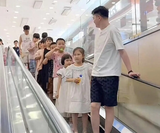 Hè nào cũng đón 10 cháu về nhà chăm sóc, người đàn ông giàu có bị bạn gái từ hôn, lý do rất thấm thía - 1