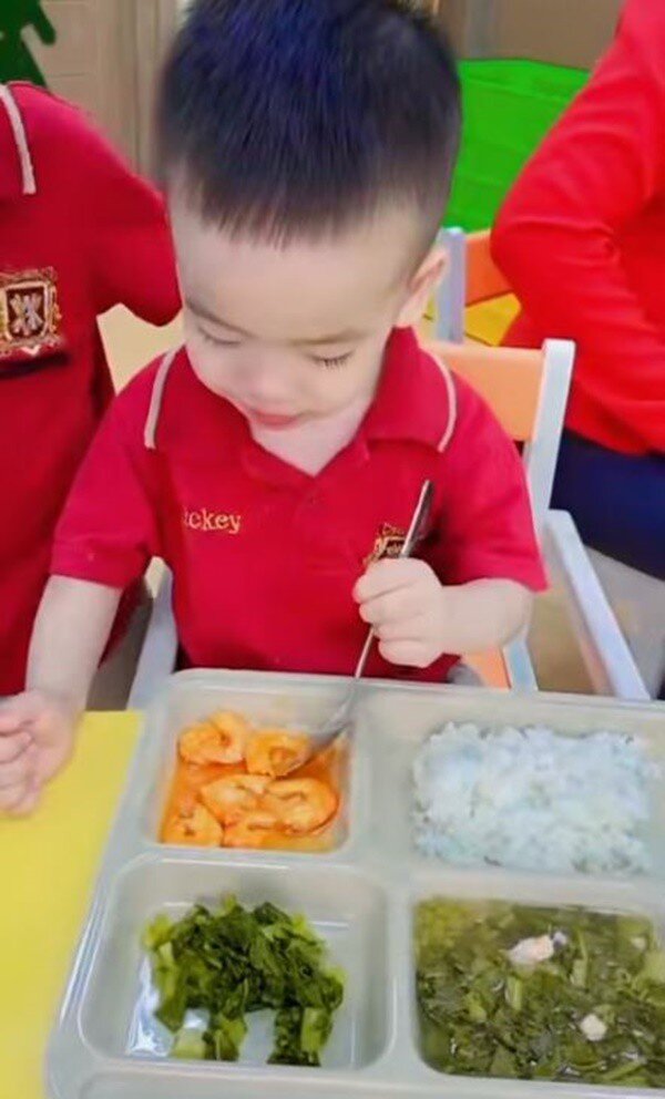 Suất cơm trưa dinh dưỡng ở trường của con trai Dương Khắc Linh.