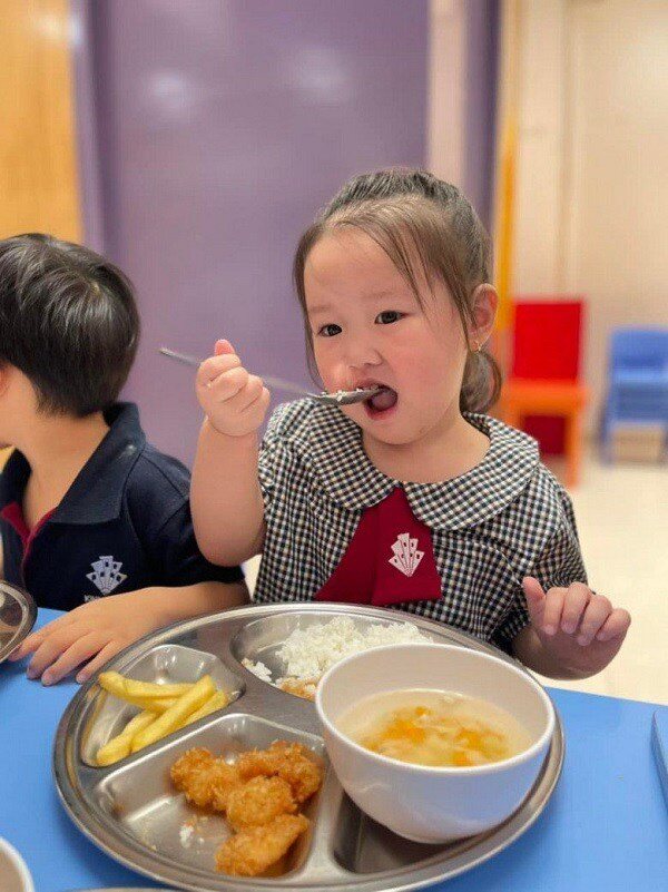 Con gái Quách Ngọc Tuyên ngày đầu đi lớp cũng rất hợp tác.