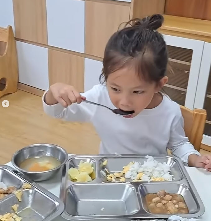 Hồ Ngọc Hà và Kim Lý chi 700 triệu mỗi năm cho cặp sinh đôi Lisa Leon đi học mẫu giáo.
