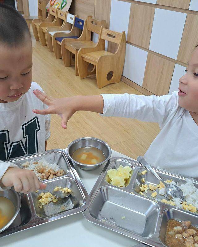 Cơm trưa trường quốc tế 100 triệu/năm của con Quang Hải và vợ đại gia Chu Thanh Huyền khiến cậu bé xúc lia lịa - 10