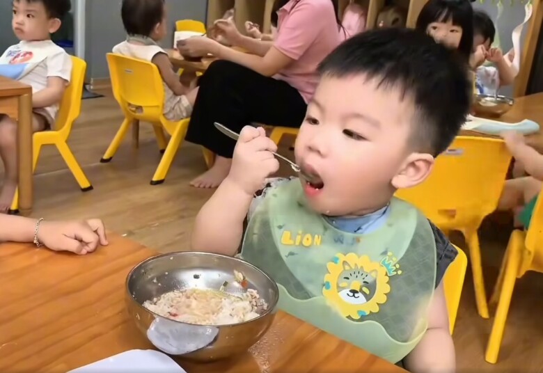 Bé Lido tự xúc ăn ngoan.