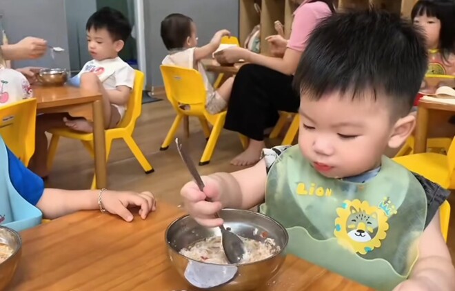 Cơm trưa trường quốc tế 100 triệu/năm của con Quang Hải và vợ đại gia Chu Thanh Huyền khiến cậu bé xúc lia lịa - 8