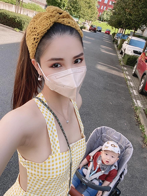 Kỳ Hân và con hồi còn ở Séc.