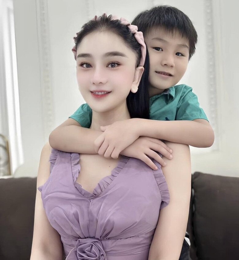 Lâm Khánh Chi được con trai đón sau 10 ngày đi Trung Quốc PTTM, nghẹn ngào nói về 4 năm làm mẹ đơn thân - 1