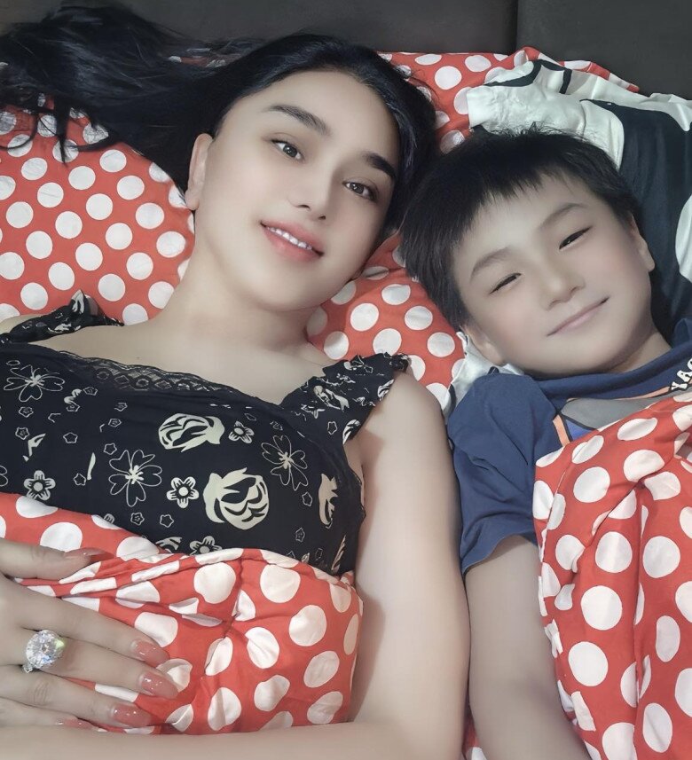 Lâm Khánh Chi được con trai đón sau 10 ngày đi Trung Quốc PTTM, nghẹn ngào nói về 4 năm làm mẹ đơn thân - 2