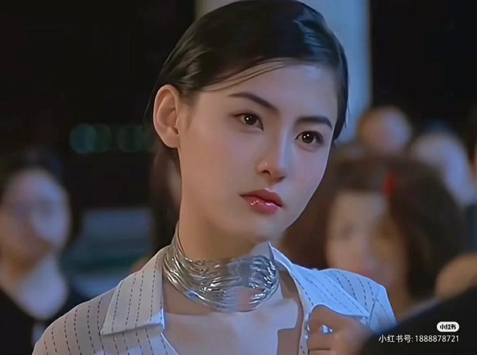Trương Bá Chi xinh đẹp nổi tiếng nhưng sớm tan vỡ hôn nhân, làm mẹ đơn thân.