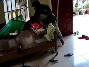 Con nằm một mình trên võng, mẹ Việt xem camera thì nghẹn ngào khi thấy hành động của shipper