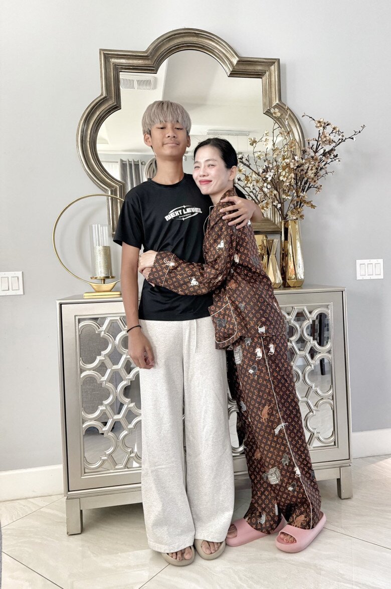 Khi ở nhà, cô mặc đồ thoải mái bên con.