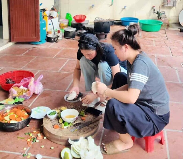 Mẹ 1 con tập tành nấu cỗ.